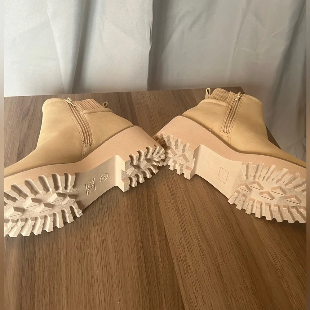 NWOB Chelsea Boots